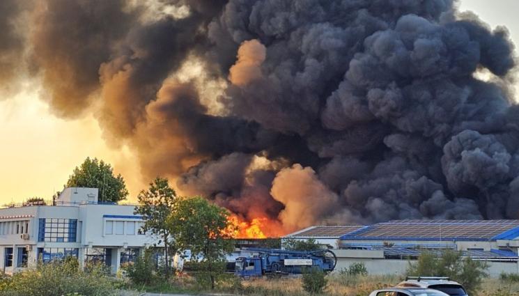 Пожар край Пловдив - ОГНЕН УЖАС: Пламна склад за пластмаса!