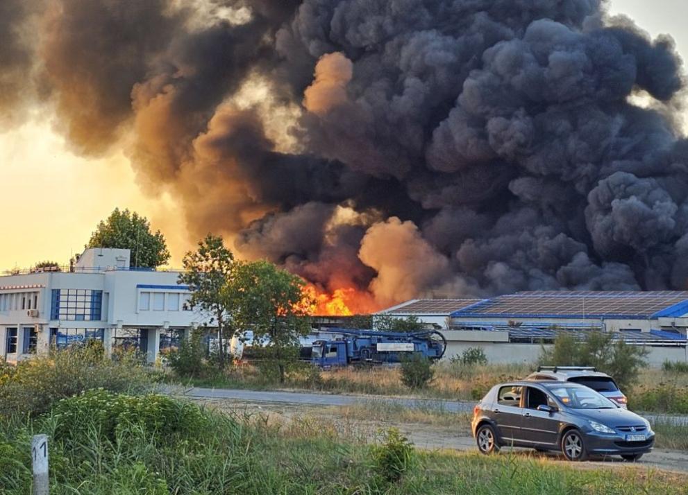Пожар гори в предприятие за преработка на отпадъци до село