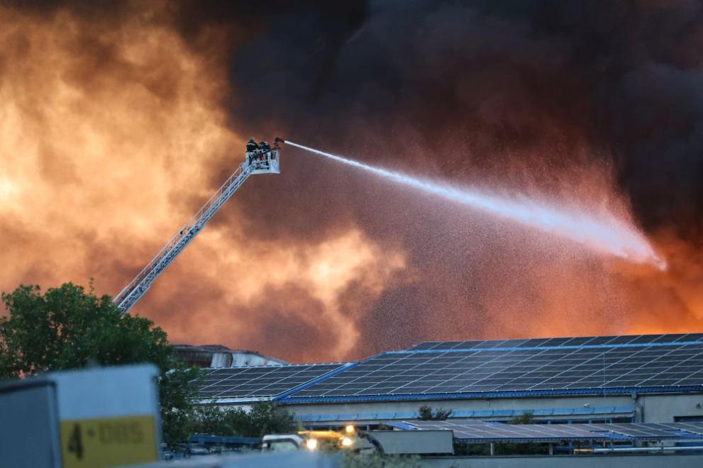 Цяла нощ продължи борбата с пожара в склад на завод