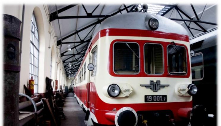 влак - ПЪЛЕН АБСУРД: Влакове закъсняват с три часа!