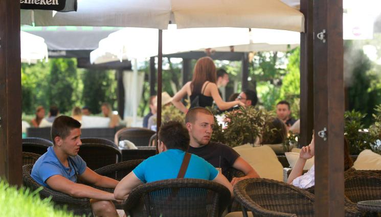 безработица кафене - Ученици се юрнаха на лов за бакшиши по кръчми и кафенета!