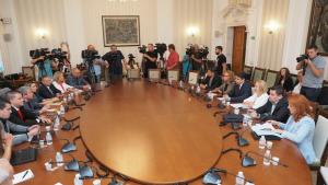 Представители на партия Има такъв народ се срещат с представители