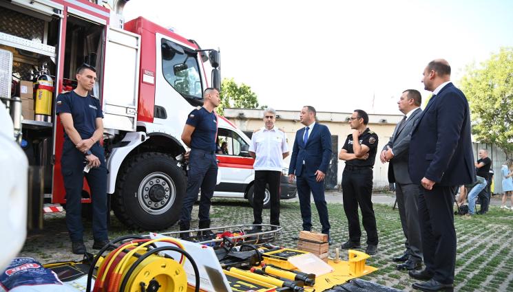 МВР пожарна - ЕВРИКА! Огнеборците получиха 6 нови пожарни и линейка (СНИМКИ)