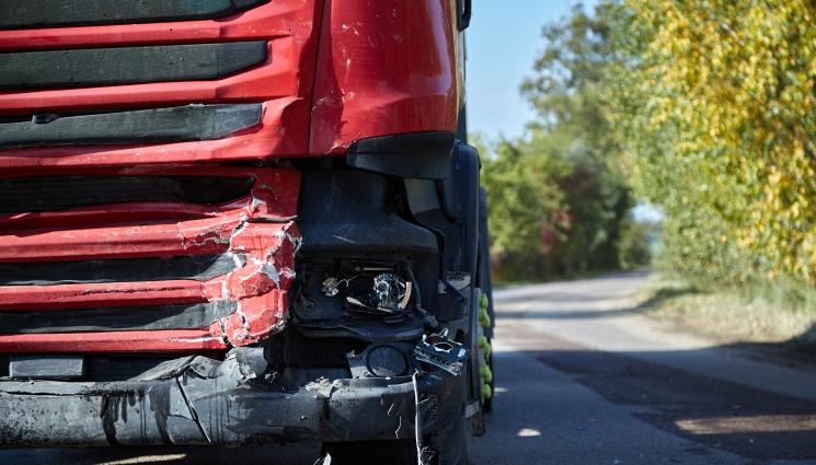 катастрофа тир - ТИР удари челно неправилно изпреварващ автомобил! (СНИМКА)