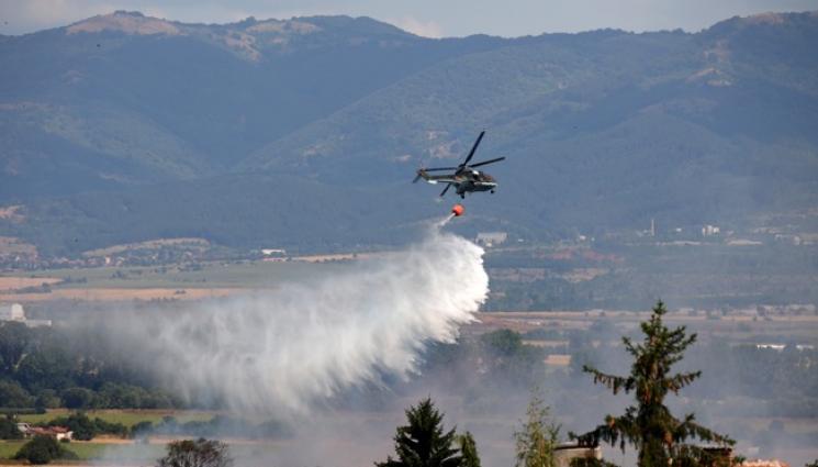 гасене пожар хеликоптер армия - Българската армия помага и днес в гасенето на големите пожари в страната