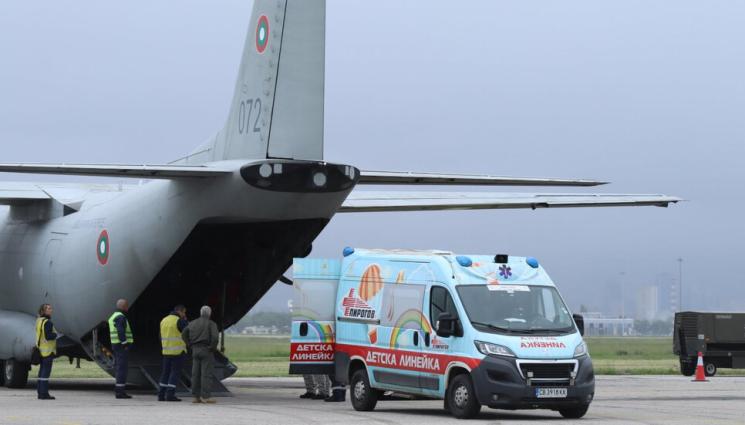 ф - СПАСИТЕЛНА ОПЕРАЦИЯ: Военен самолет транспортира до София прегазеното дете!