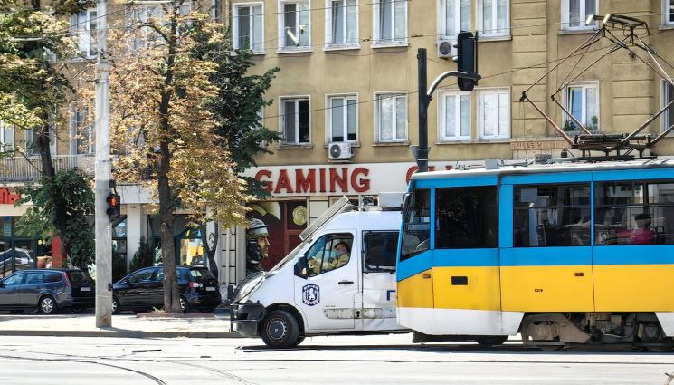 трамвай София бус - Трамвай блъсна мъж на релсите!