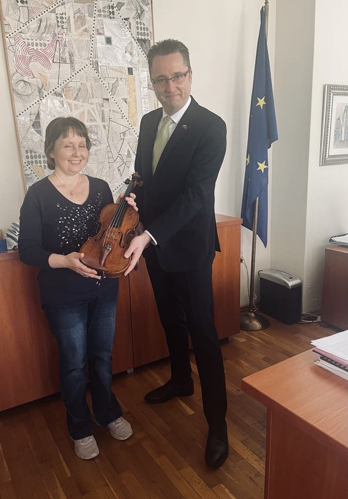 Людмила Живкова цигулка