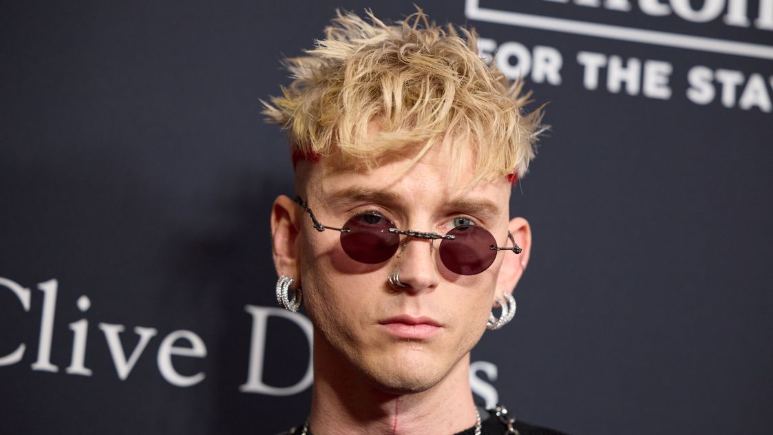 Machine Gun Kelly сподели, че е трезвен от една година