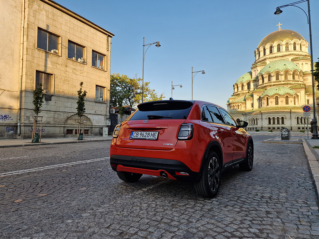 FIAT 600, пораснал спрямо „чинкуенченто”, но все така кокетен и красив като чернокоса италианска с дълги крака