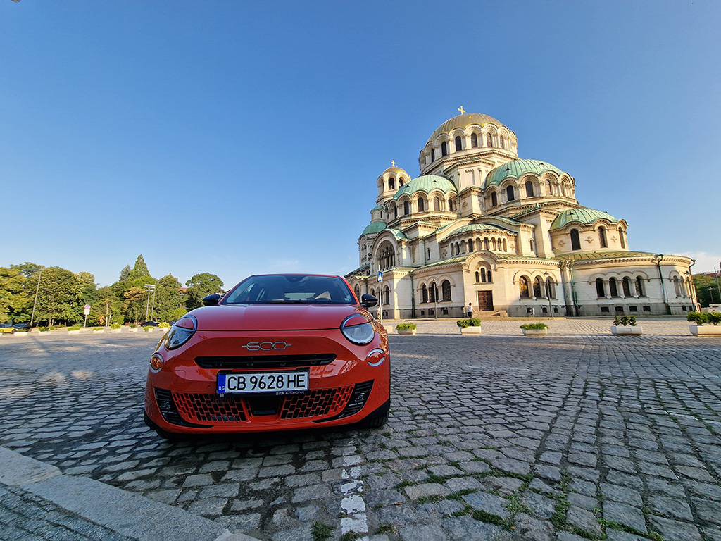 FIAT 600, пораснал спрямо „чинкуенченто”, но все така кокетен и красив като чернокоса италианска с дълги крака