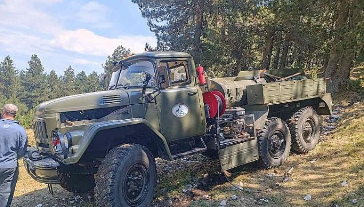 в - Борят двата пожара край границата с просеки, тупалки и самолети