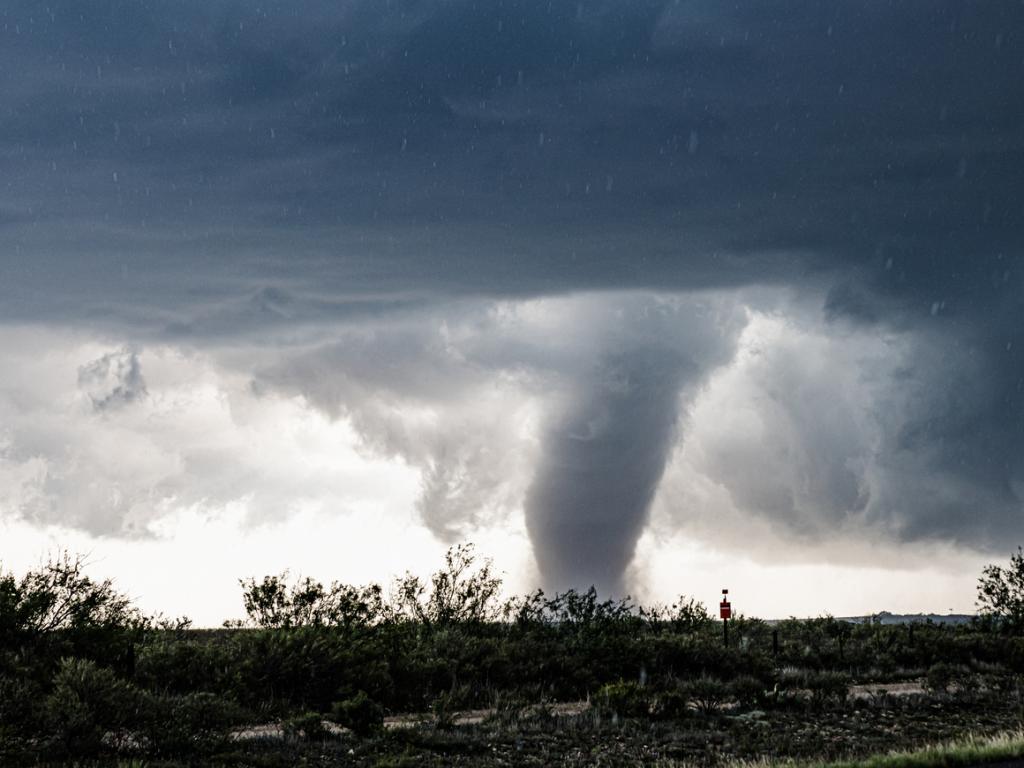 Малко торнадо изненада Бъфало в понеделник повреждайки сгради обръщайки коли