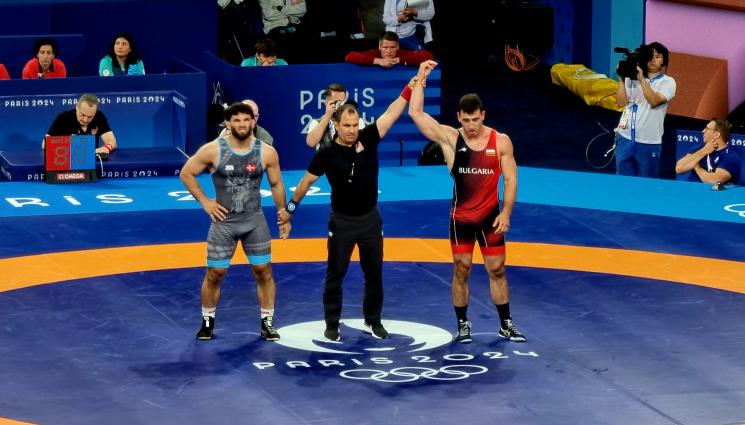 Семьон Новиков Париж 2024 - Новиков донесе първа победа за борбата ни, срази датски чеченец, чака грузинец