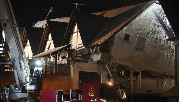 хотел Германия срутване - Има загинали и затрупани в рухналия хотел! (ВИДЕО+СНИМКИ)