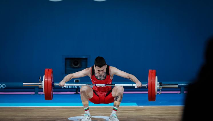 Иван Димов - Подиумът ми беше хлъзгав заради лепенките с логото на Игрите, разкри щангистът Иван Димов