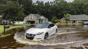 Очаква се тропическата буря Деби да достигне днес сушата и