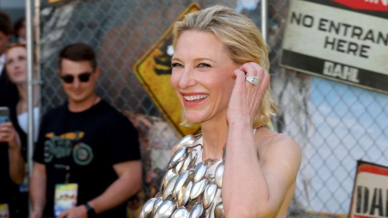  Кейт Бланшет облече лъжици 