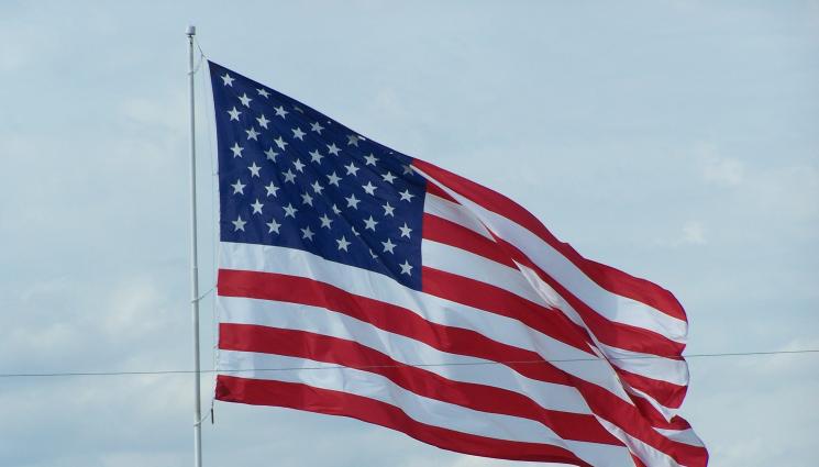 знаме САЩ - Автокъща издигна огромно знаме, властите наредиха да бъде свалено (ВИДЕО+СНИМКИ)