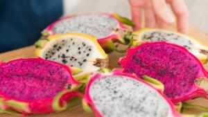 Драконовият плод наричан още питая е един от най популярните екзотични