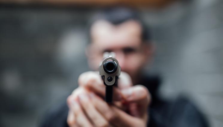 пистолет - ВЪОРЪЖЕНО НАПАДЕНИЕ пред банка в София!