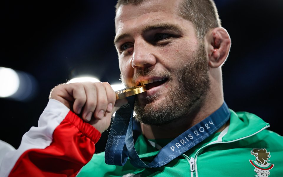 Le Daghestan a décerné 100 000 à notre champion olympique – combat – lutte