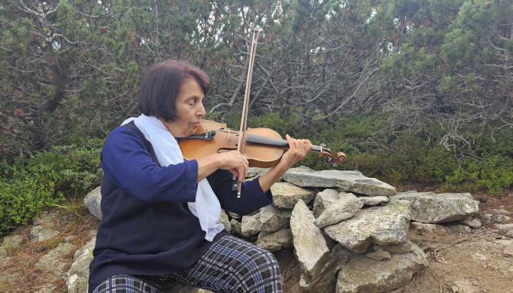 цигуларка - 83-годишна цигуларка води паневритмията в Рила
