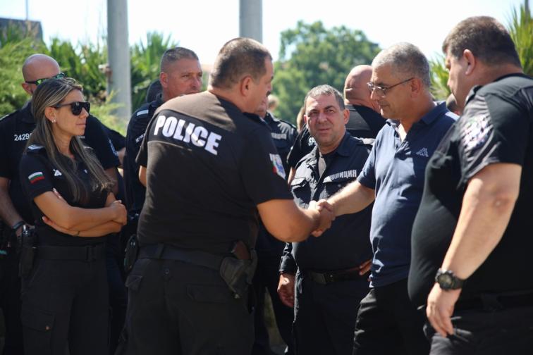 Полицаи на протест пред НС