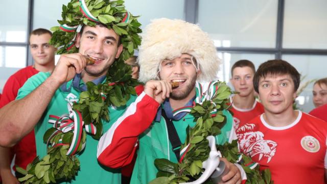 България посрещна олимпийските шампиони Семен Новиков и Магомед Рамазанов (СНИМКИ)