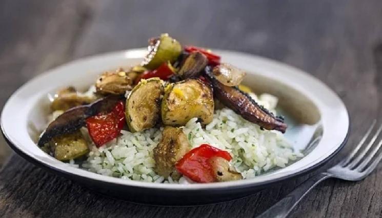 рецепти - БОНАПЕТИТНО: Бързи мариновани печени зеленчуци върху канапе от ориз