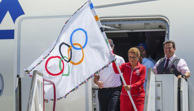 Лос Анджелис - Кметицата на Лос Анджелис долетя с олимпийския флаг в Калифорния