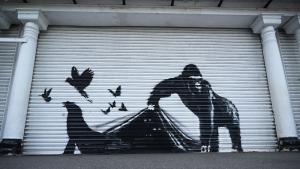 Стенописът на художника Банкси стана жертва на вандализъм в югоизточен