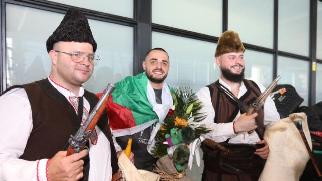 Като герой: Златното момче Карлос Насар се завърна у дома (СНИМКИ)