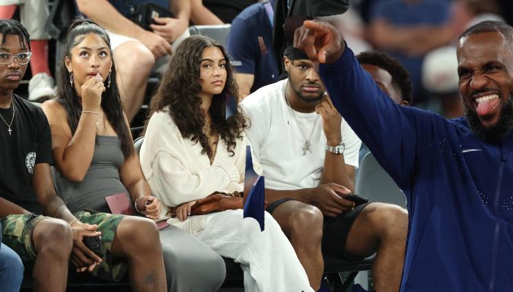 Брони Джеймс Леброн Джеймс - Снахите на златно парти с Леброн