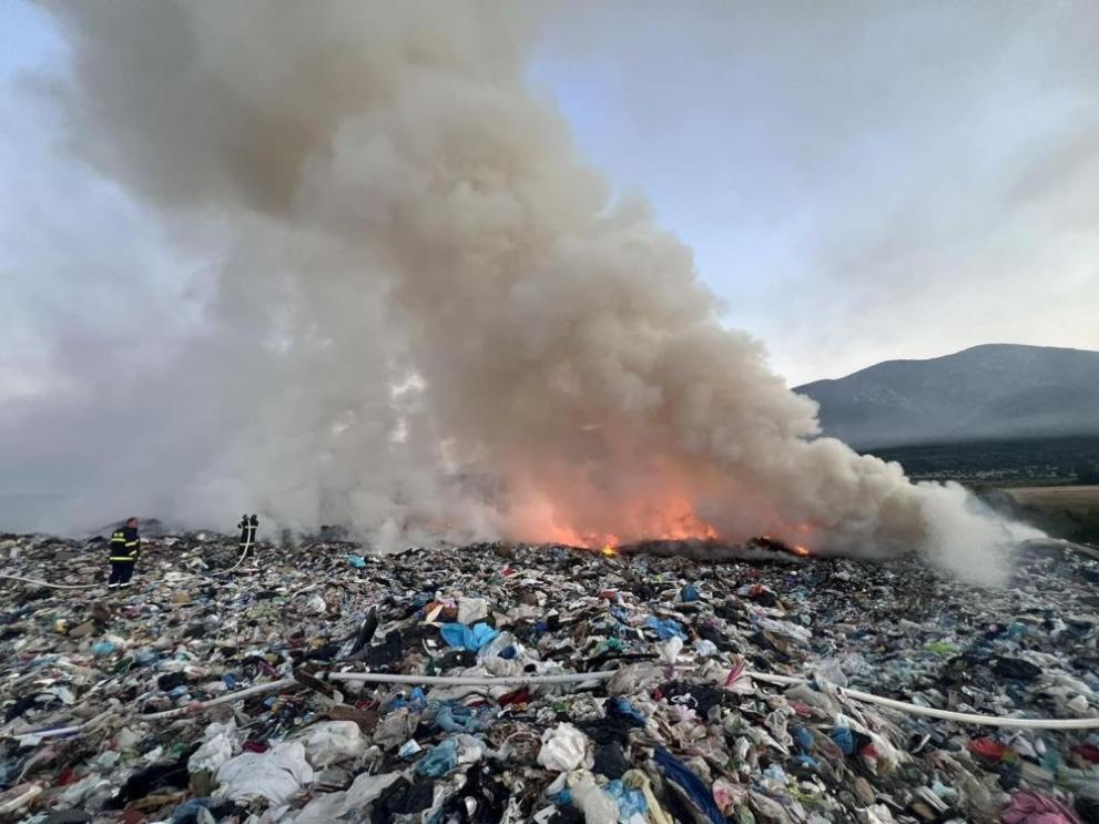 Изцяло е овладян пожарът, пламнал на сметището на Враца и Мездра.