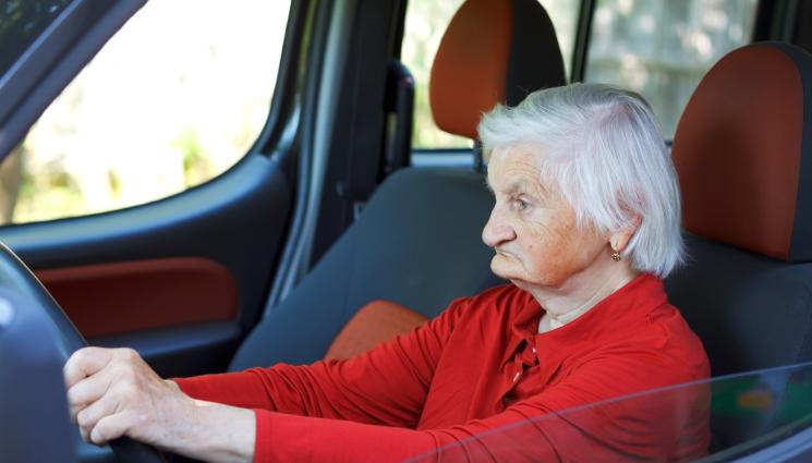 баба - Баба и внуче се хвърлиха с кола в морето!