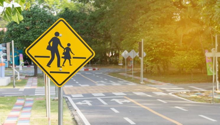 пешеходна пътека - УЖАС в Казанлък: Майка и дете пометени на пешеходна пътека!