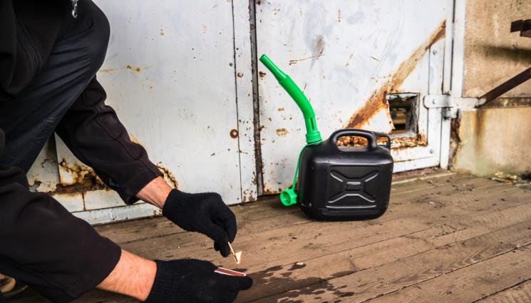 подпалвач - ПИШМАН РАБОТА: Подпалвач се самозапали в опит да изгори бръснарница (ВИДЕО)