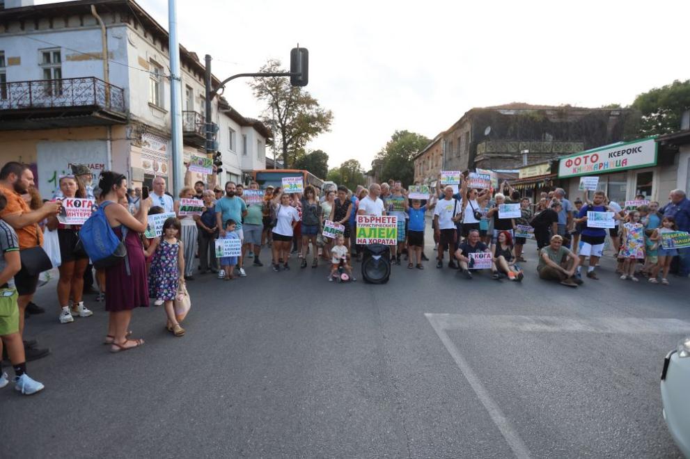 Протест срещу преградена пътека към Златните мостове събра жители на