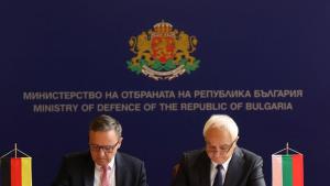 Министърът на отбраната Атанас Запрянов и представителят на корабостроителната компания