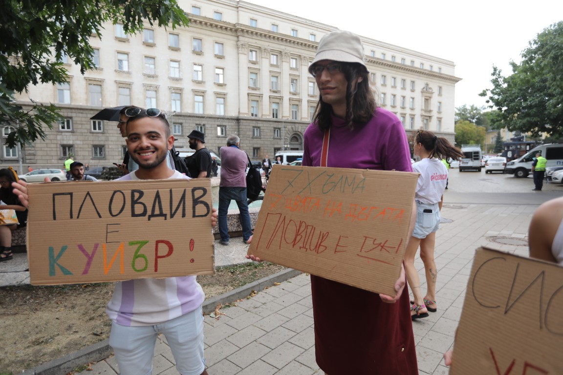 <p>Протести за и срещу промените в Закона за училищното и предучилищното образование, с които се забранява &quot;пропагандата на нетрадиционна сексуална ориентация&quot; в училищата</p>