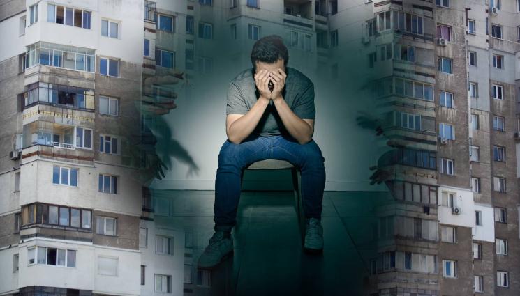 психично болен блок - СЛУЧАЯТ С БАРИКАДАТА: Психично болният хвърлял кофи с латекс по деца