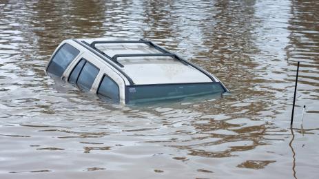 потънала кола