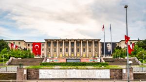 Турски депутати се сбиха в пленарната зала по време на