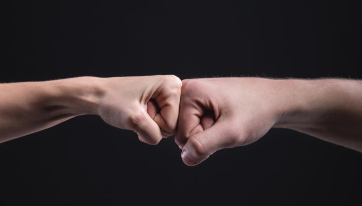 бой - БОЙ В ПАРЛАМЕНТА: Депутати се сбиха по време на заседание! (ВИДЕО)