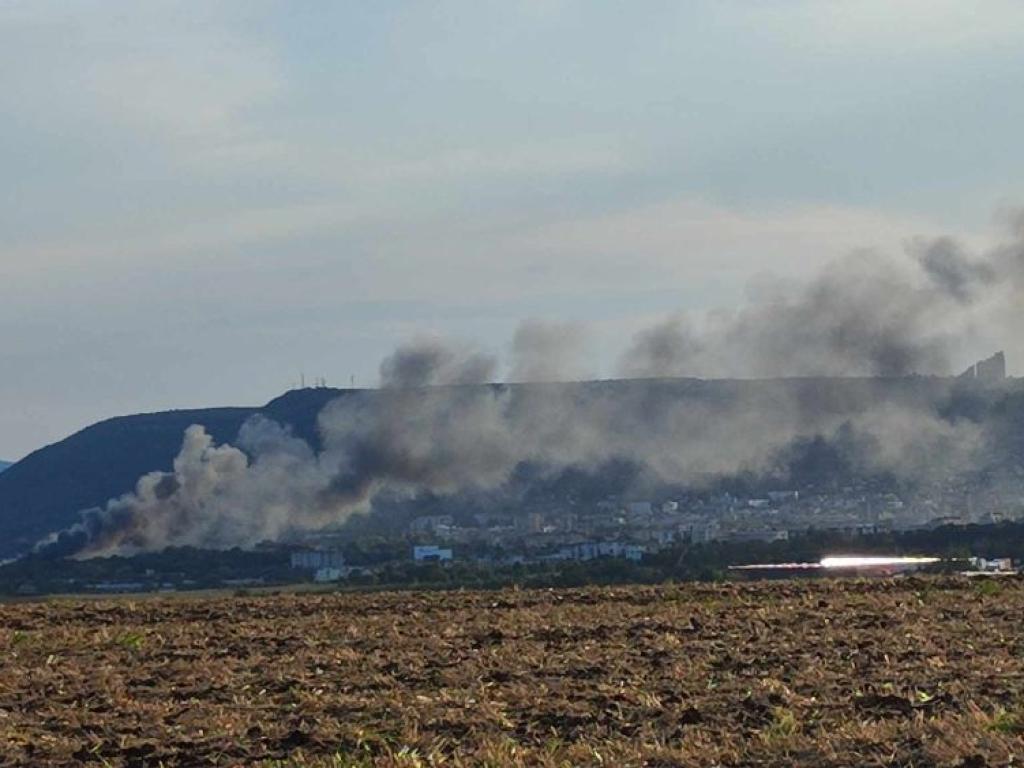 Пожар гори в складове на бившия ремонтен завод в Шумен