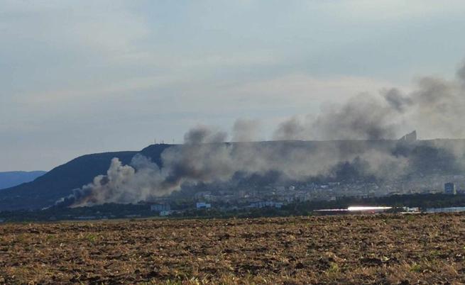 Пожар избухна в складове край Шумен