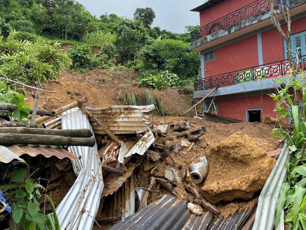Село в района на Еверест в Непал беше частично разрушено