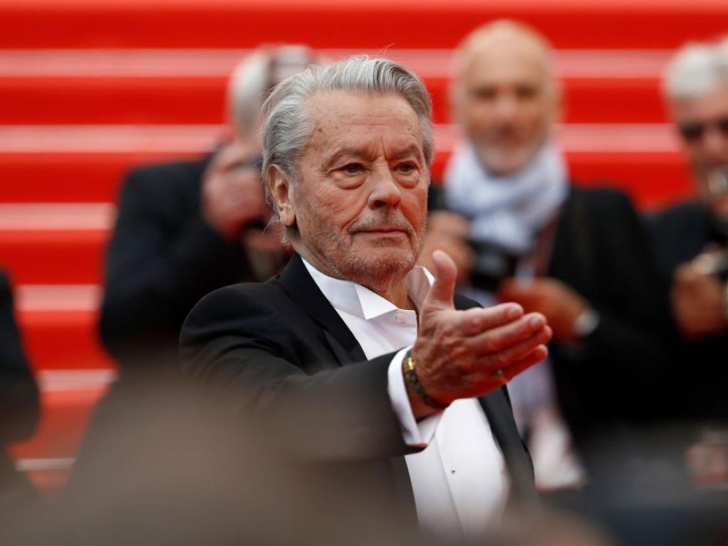 За любовта на покойната френска звезда Ален Делон към кучетата