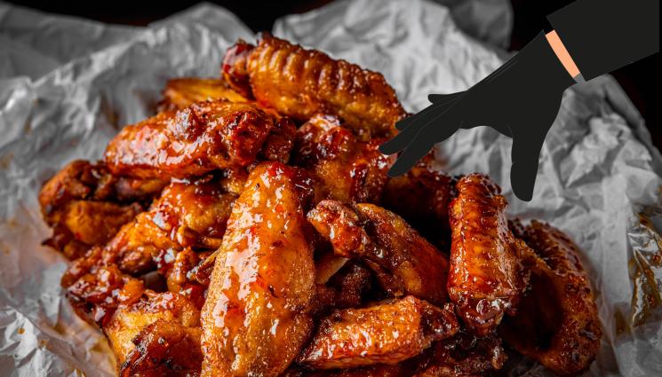 пилешки крилца - Крадлата, която задигна пилешки крилца за милиони пръскала парите на кoмар!